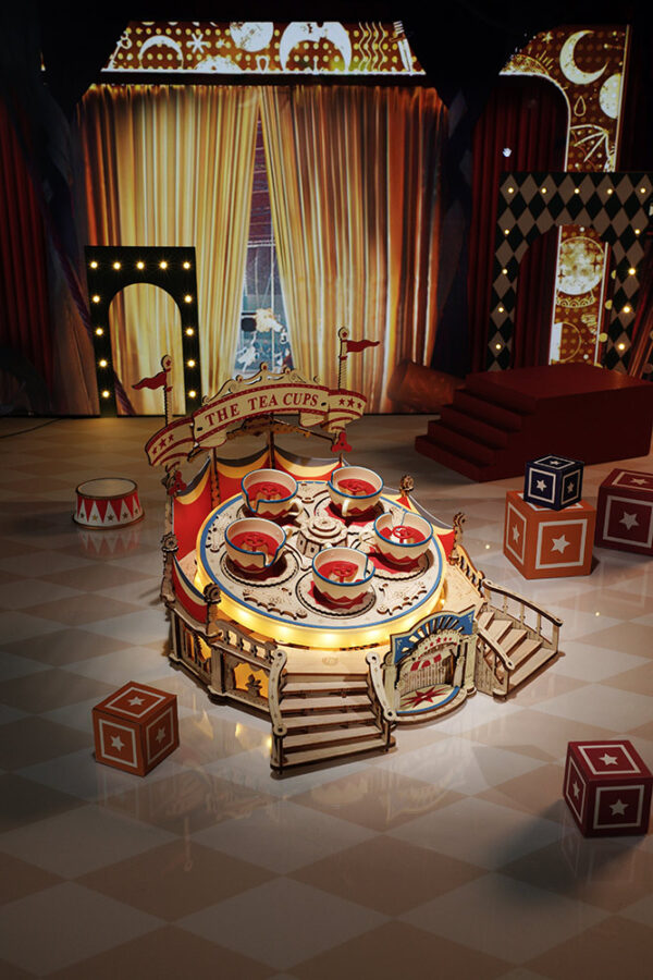 Décors avec tasses dansantes